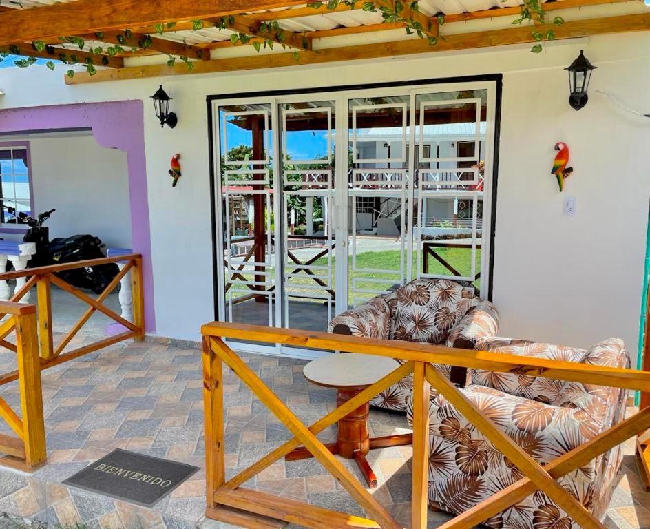 Posada Villa Bryan Rocky Point エクステリア 写真