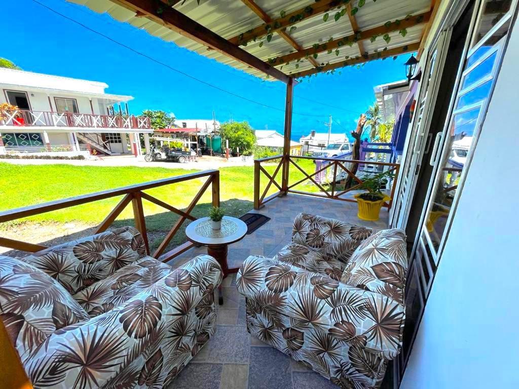 Posada Villa Bryan Rocky Point エクステリア 写真