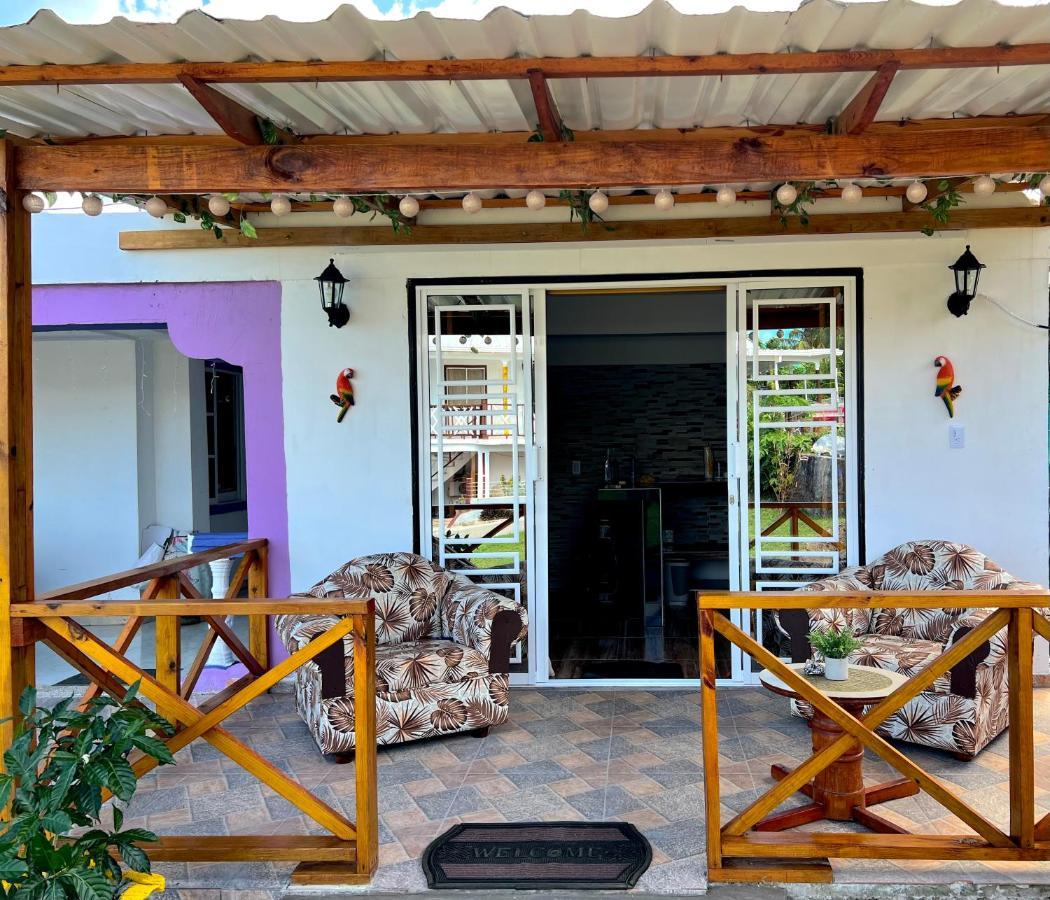 Posada Villa Bryan Rocky Point エクステリア 写真